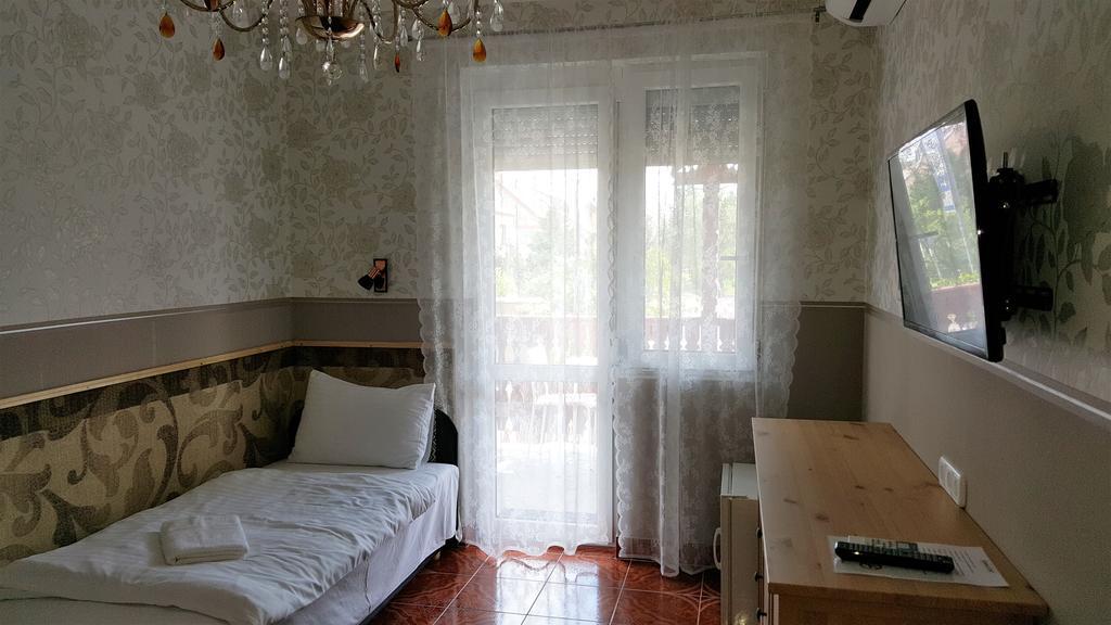 Kitti Panzio Apartment Mogyoród Exterior foto